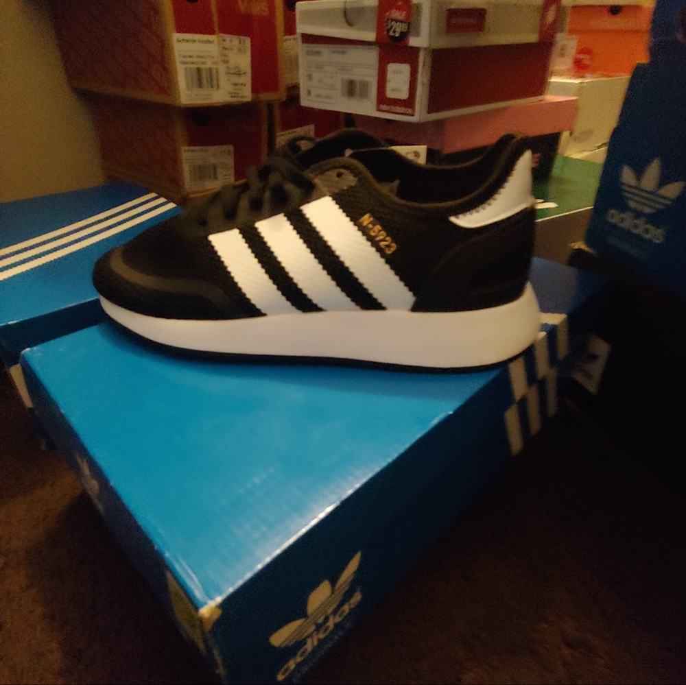 Selling these addidas for the cheap let me know if you wanna buy them